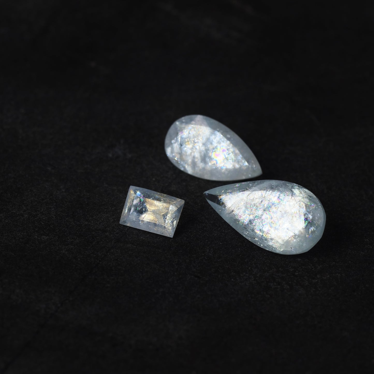 レインボーアクアマリン 0.97ct ペアシェイプカット 9.7mm×5.6mm×3.4mm【MJ2905】