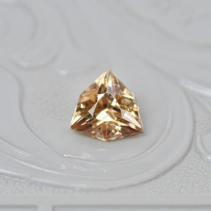 ジルコン 0.91ct トリリアント特殊カット 5.8mm×5.6mm×3.6mm【MJ2889】