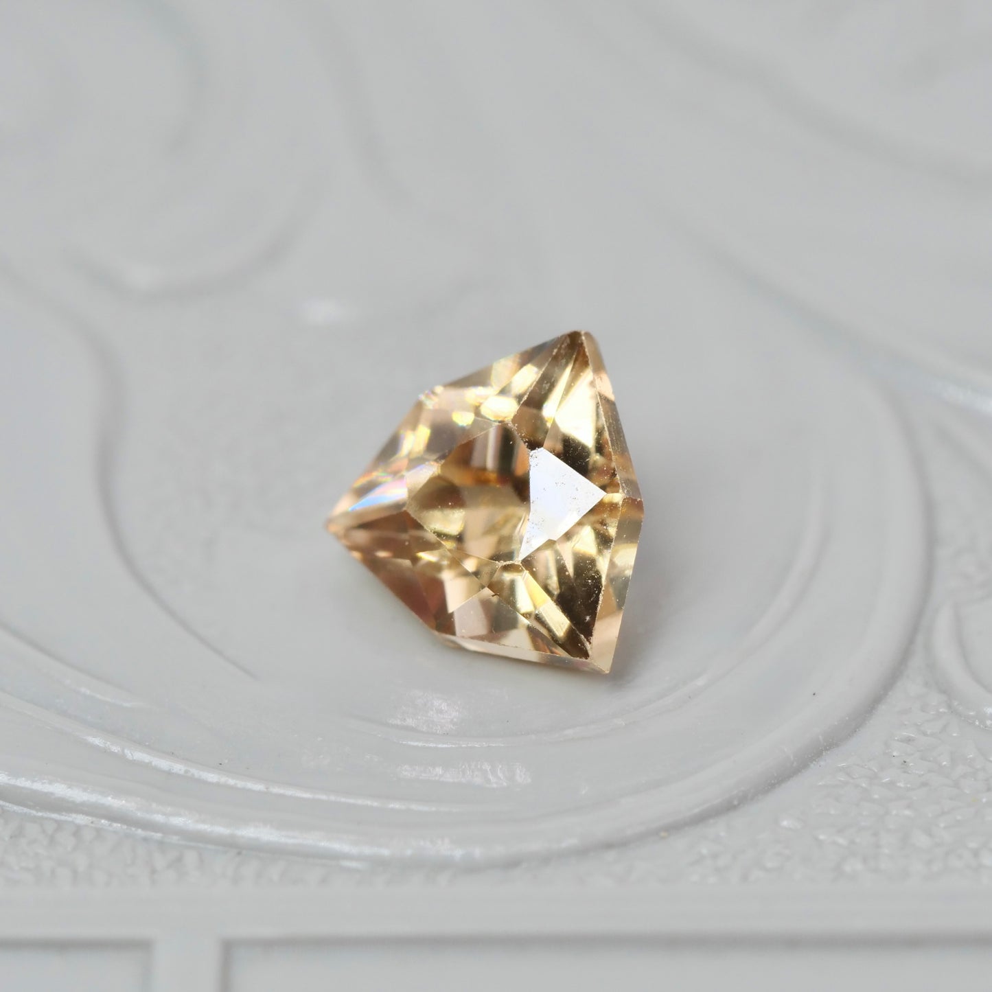 ジルコン 0.91ct トリリアント特殊カット 5.8mm×5.6mm×3.6mm【MJ2889】