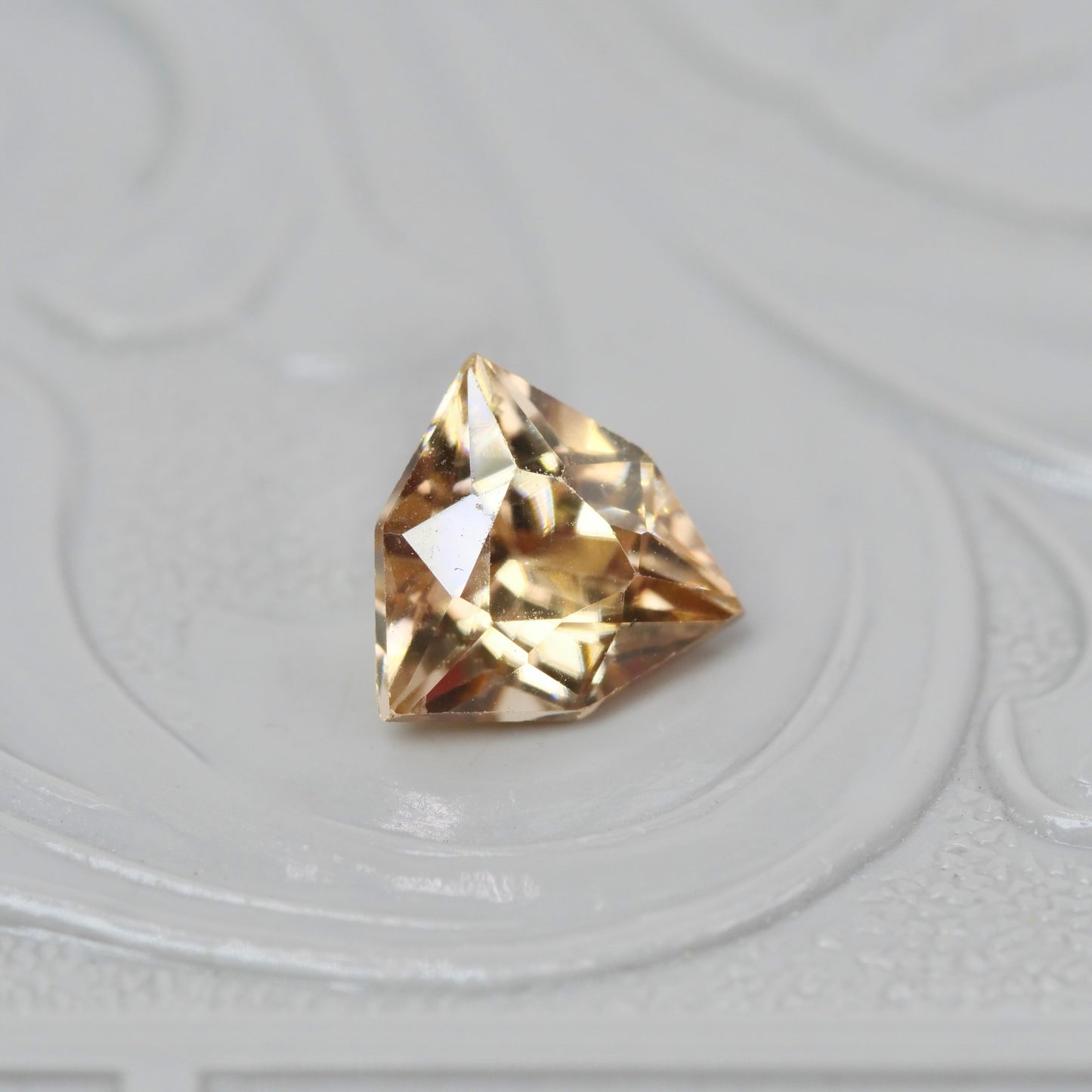 ジルコン 0.91ct トリリアント特殊カット 5.8mm×5.6mm×3.6mm【MJ2889】