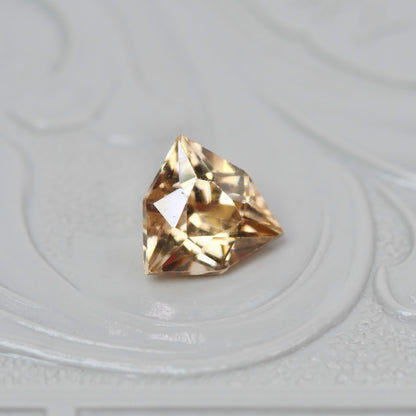 ジルコン 0.91ct トリリアント特殊カット 5.8mm×5.6mm×3.6mm【MJ2889】