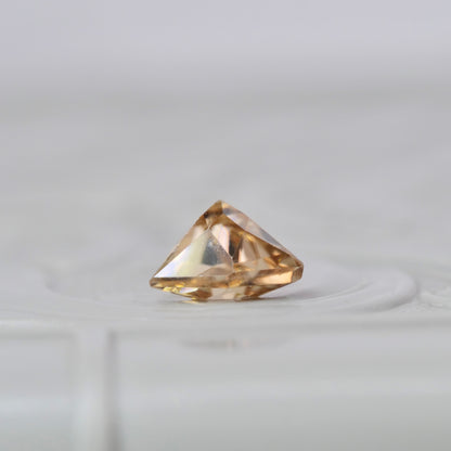 ジルコン 0.91ct トリリアント特殊カット 5.8mm×5.6mm×3.6mm【MJ2889】