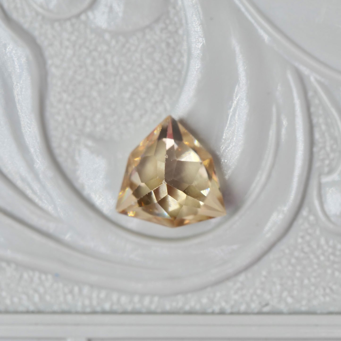 ジルコン 0.91ct トリリアント特殊カット 5.8mm×5.6mm×3.6mm【MJ2889】