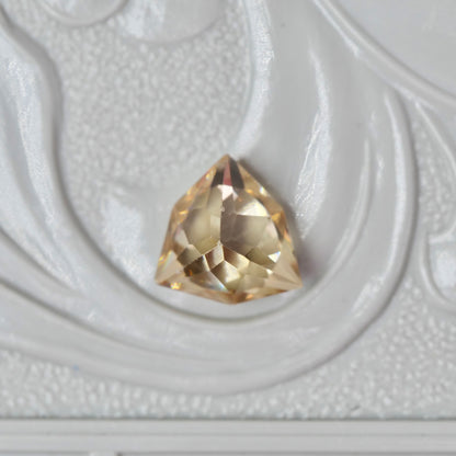 ジルコン 0.91ct トリリアント特殊カット 5.8mm×5.6mm×3.6mm【MJ2889】