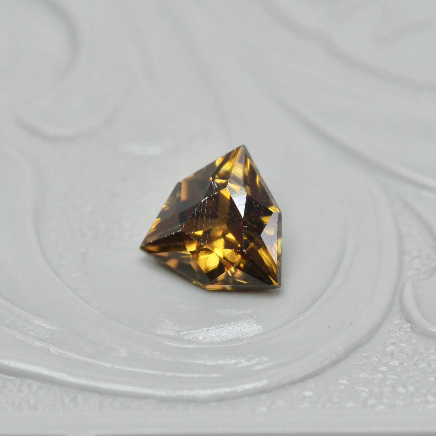 ジルコン 0.81ct トリリアント特殊カット 5.7mm×5.5mm×3.2mm【MJ2893】