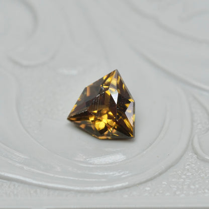 ジルコン 0.81ct トリリアント特殊カット 5.7mm×5.5mm×3.2mm【MJ2893】