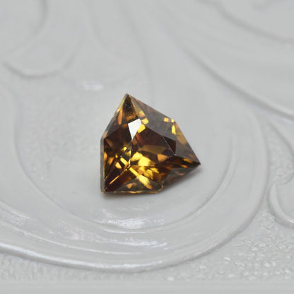 ジルコン 0.81ct トリリアント特殊カット 5.7mm×5.5mm×3.2mm【MJ2893】
