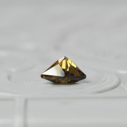 ジルコン 0.81ct トリリアント特殊カット 5.7mm×5.5mm×3.2mm【MJ2893】