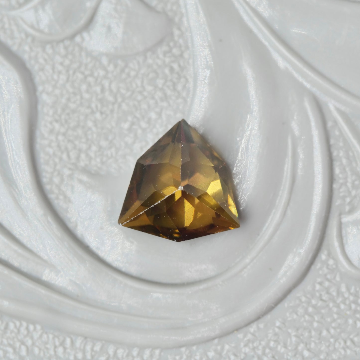 ジルコン 0.81ct トリリアント特殊カット 5.7mm×5.5mm×3.2mm【MJ2893】