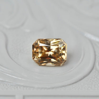 ジルコン 0.92ct ラディアントカット 5.3mm×4.2mm×3.5mm【MJ2894】