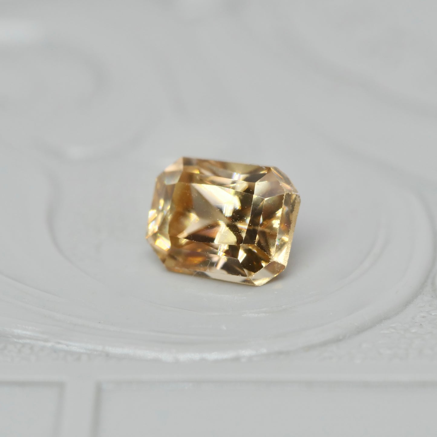 ジルコン 0.92ct ラディアントカット 5.3mm×4.2mm×3.5mm【MJ2894】