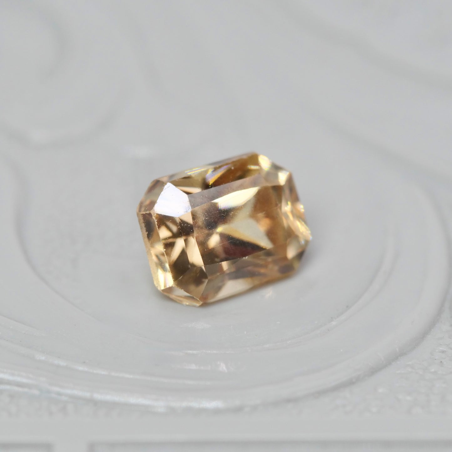 ジルコン 0.92ct ラディアントカット 5.3mm×4.2mm×3.5mm【MJ2894】
