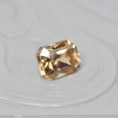 ジルコン 0.92ct ラディアントカット 5.3mm×4.2mm×3.5mm【MJ2894】
