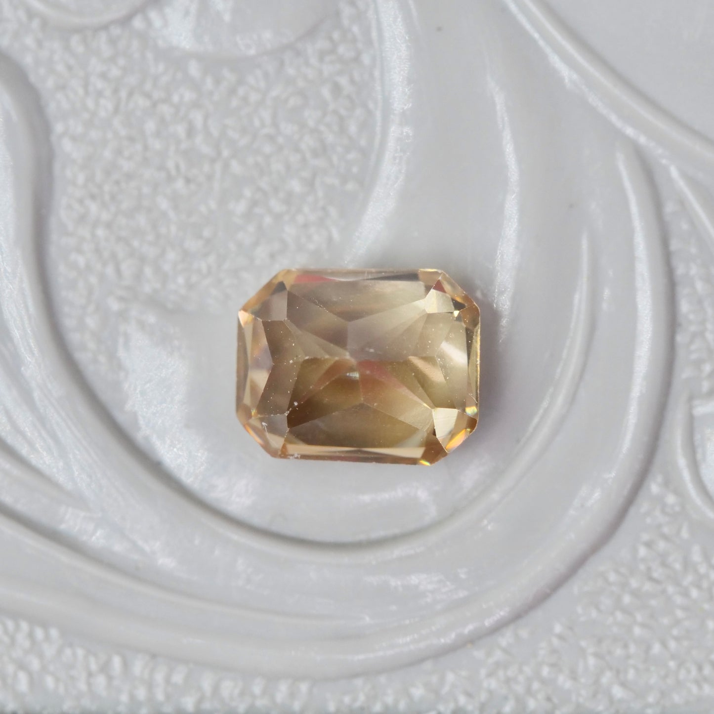 ジルコン 0.92ct ラディアントカット 5.3mm×4.2mm×3.5mm【MJ2894】