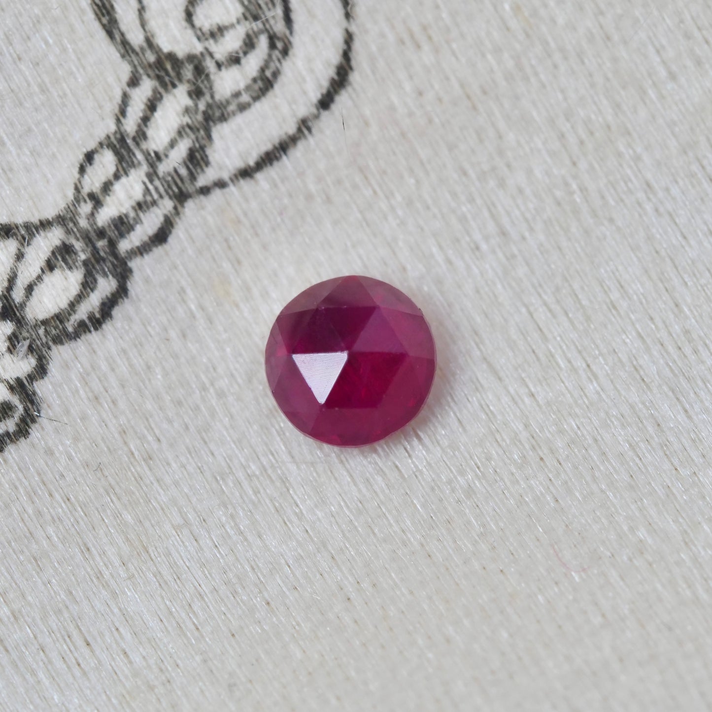 ルビー 0.11ct ローズカット 約2.8mm【MJ2973-1】