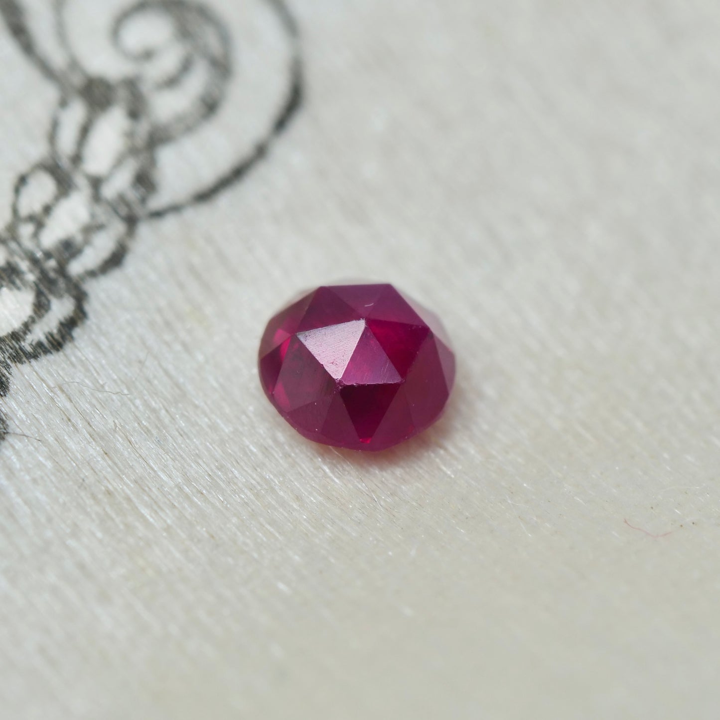 ルビー 0.11ct ローズカット 約2.8mm【MJ2973-1】