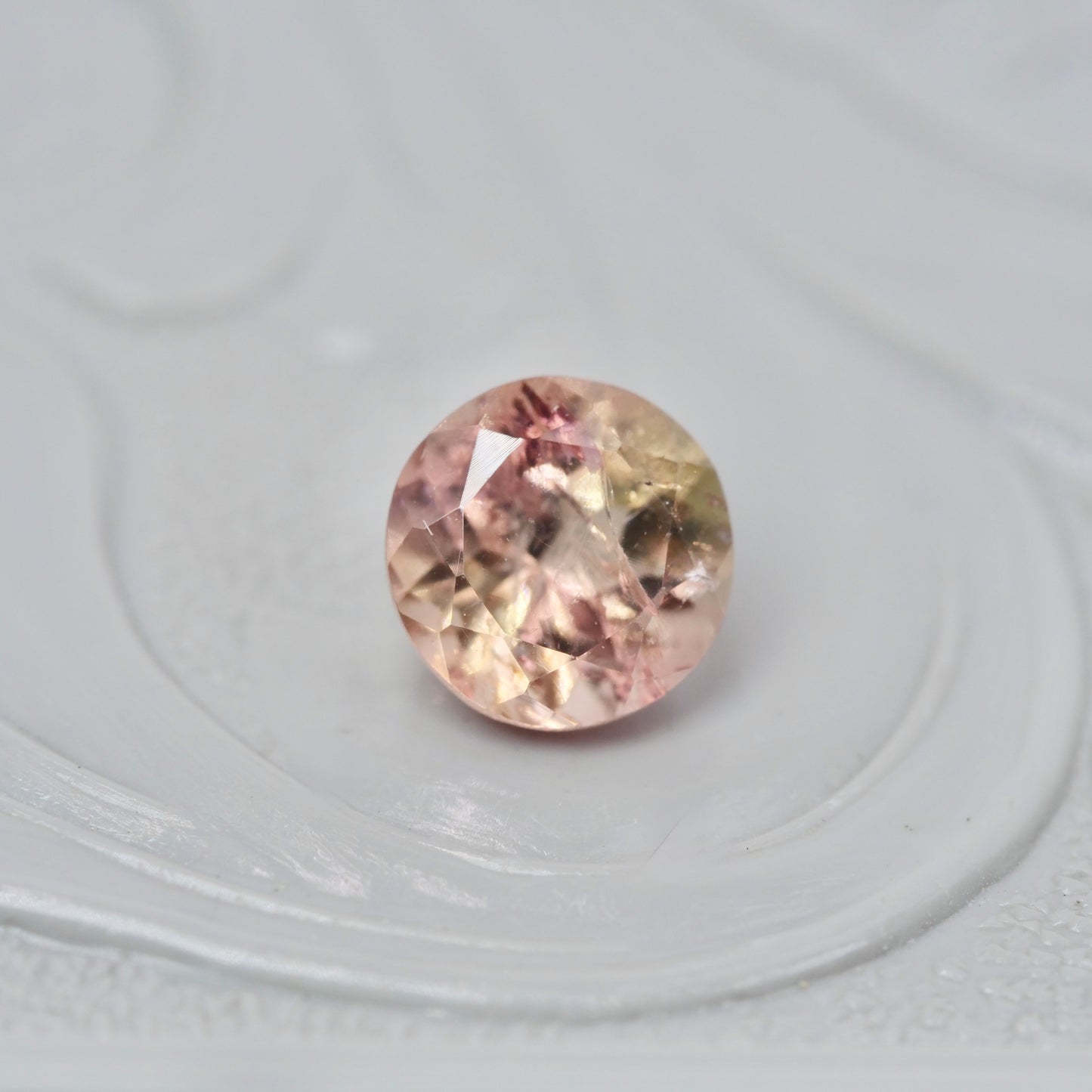 フルーティートルマリン 0.55ct ラウンドカット 4.9mm×4.9mm×3.6mm【MJ2974】