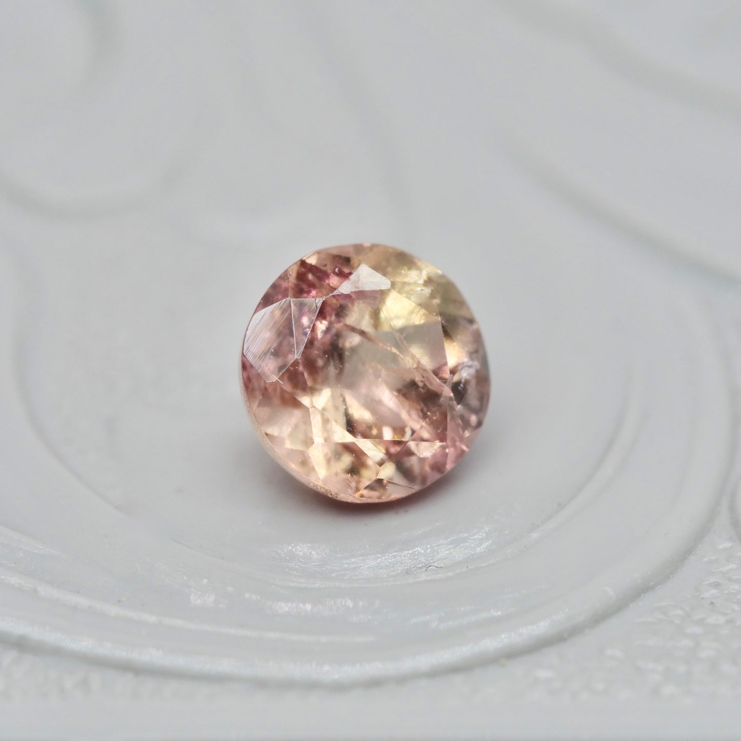 フルーティートルマリン 0.55ct ラウンドカット 4.9mm×4.9mm×3.6mm【MJ2974】