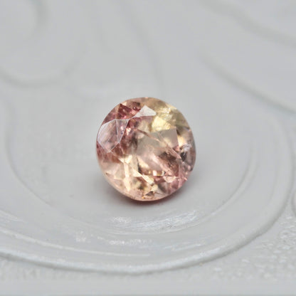 フルーティートルマリン 0.55ct ラウンドカット 4.9mm×4.9mm×3.6mm【MJ2974】