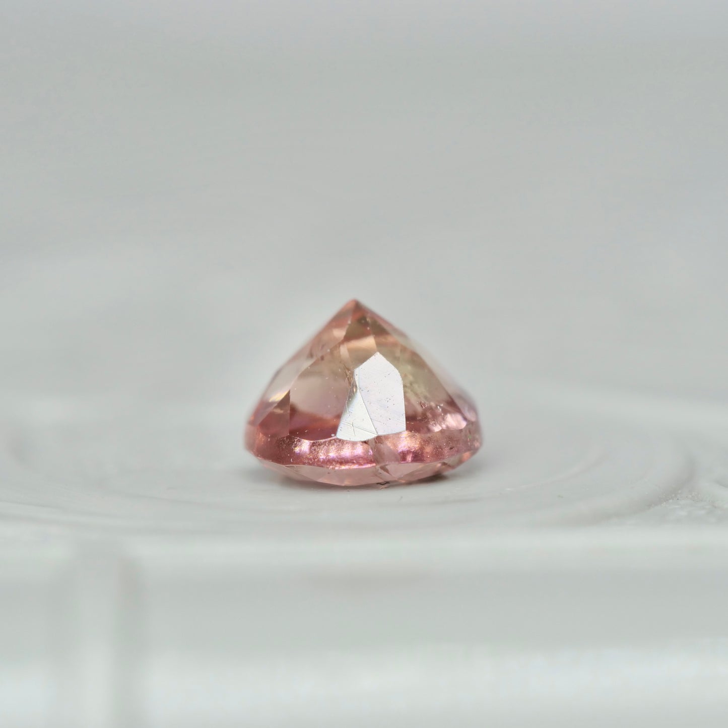 フルーティートルマリン 0.55ct ラウンドカット 4.9mm×4.9mm×3.6mm【MJ2974】