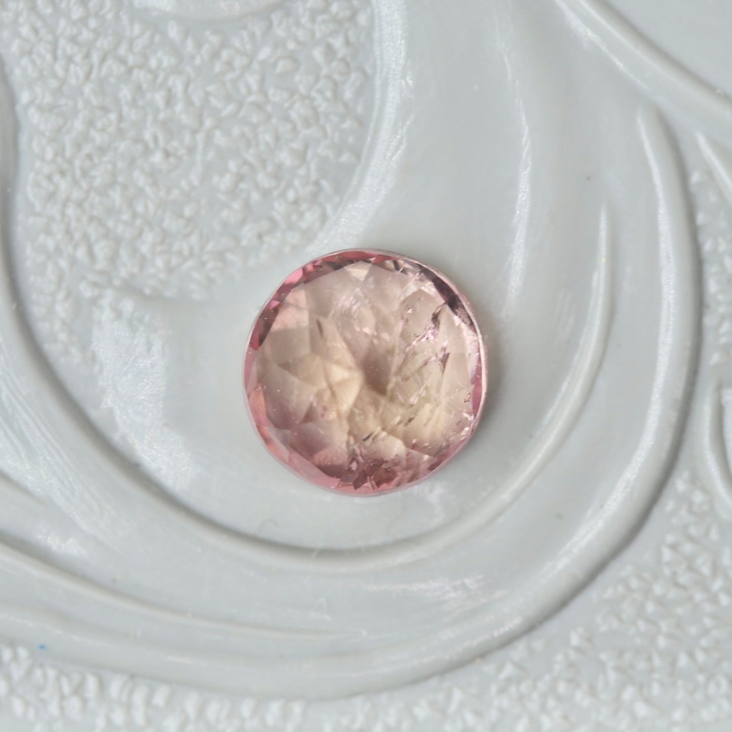 フルーティートルマリン 0.55ct ラウンドカット 4.9mm×4.9mm×3.6mm【MJ2974】