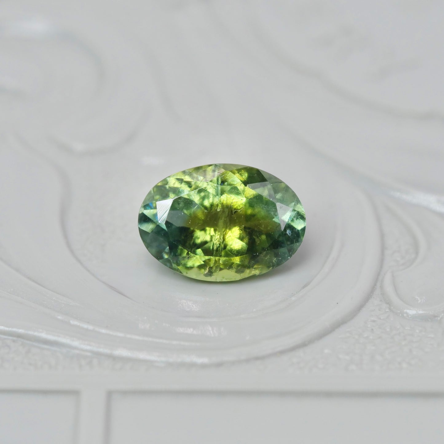バイカラートルマリン 0.91ct オーバルカット 7.2mm×5.0mm×3.6mm【MJ2976】