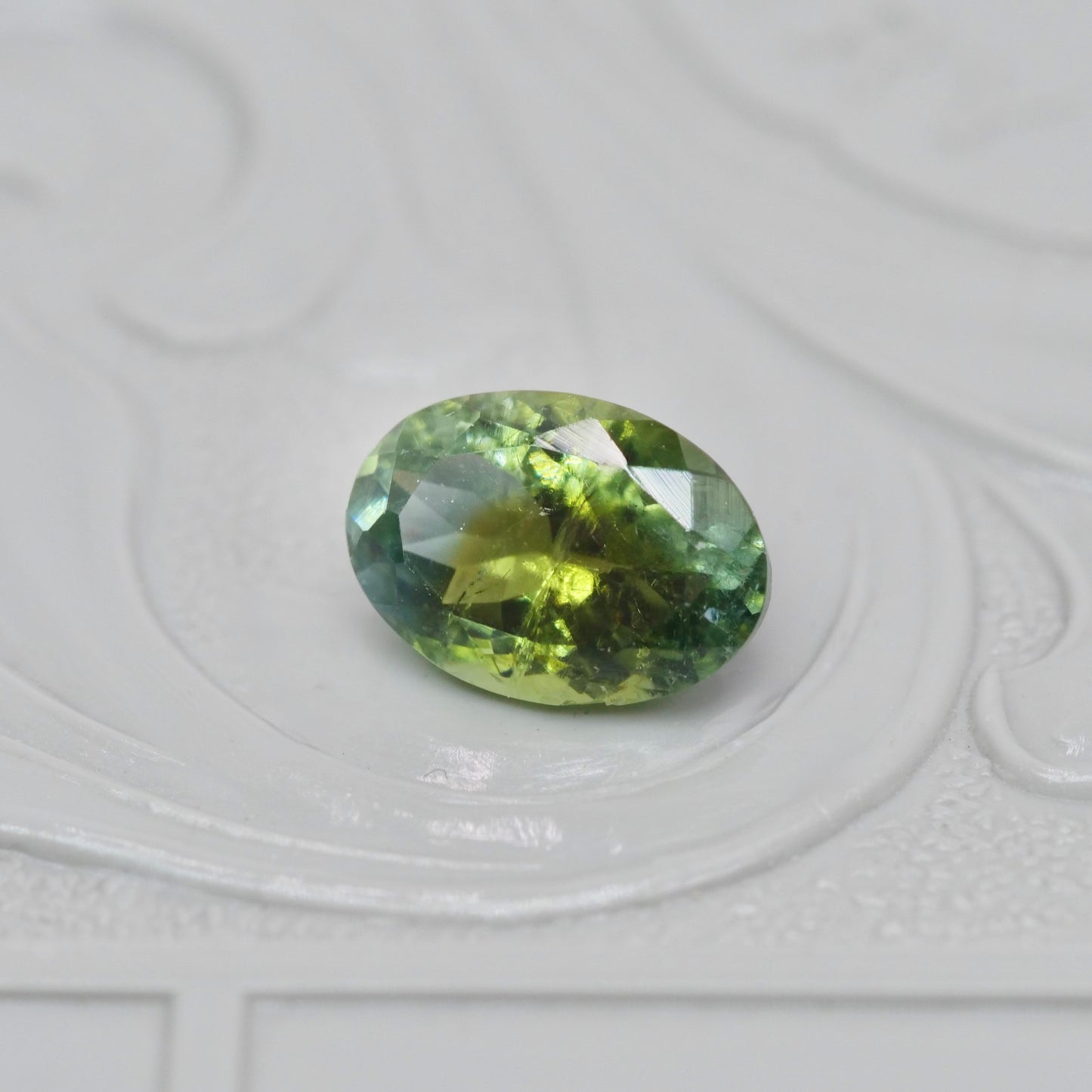 バイカラートルマリン 0.91ct オーバルカット 7.2mm×5.0mm×3.6mm【MJ2976】