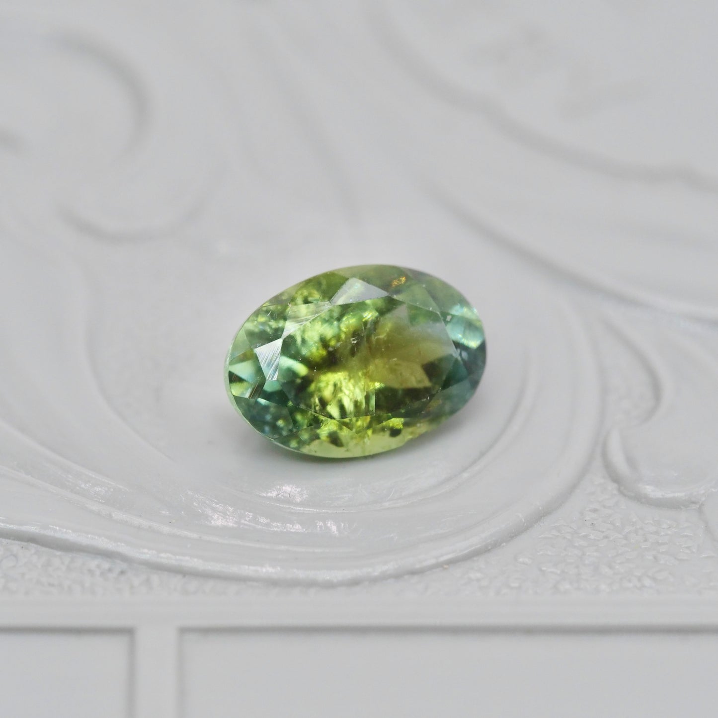 バイカラートルマリン 0.91ct オーバルカット 7.2mm×5.0mm×3.6mm【MJ2976】