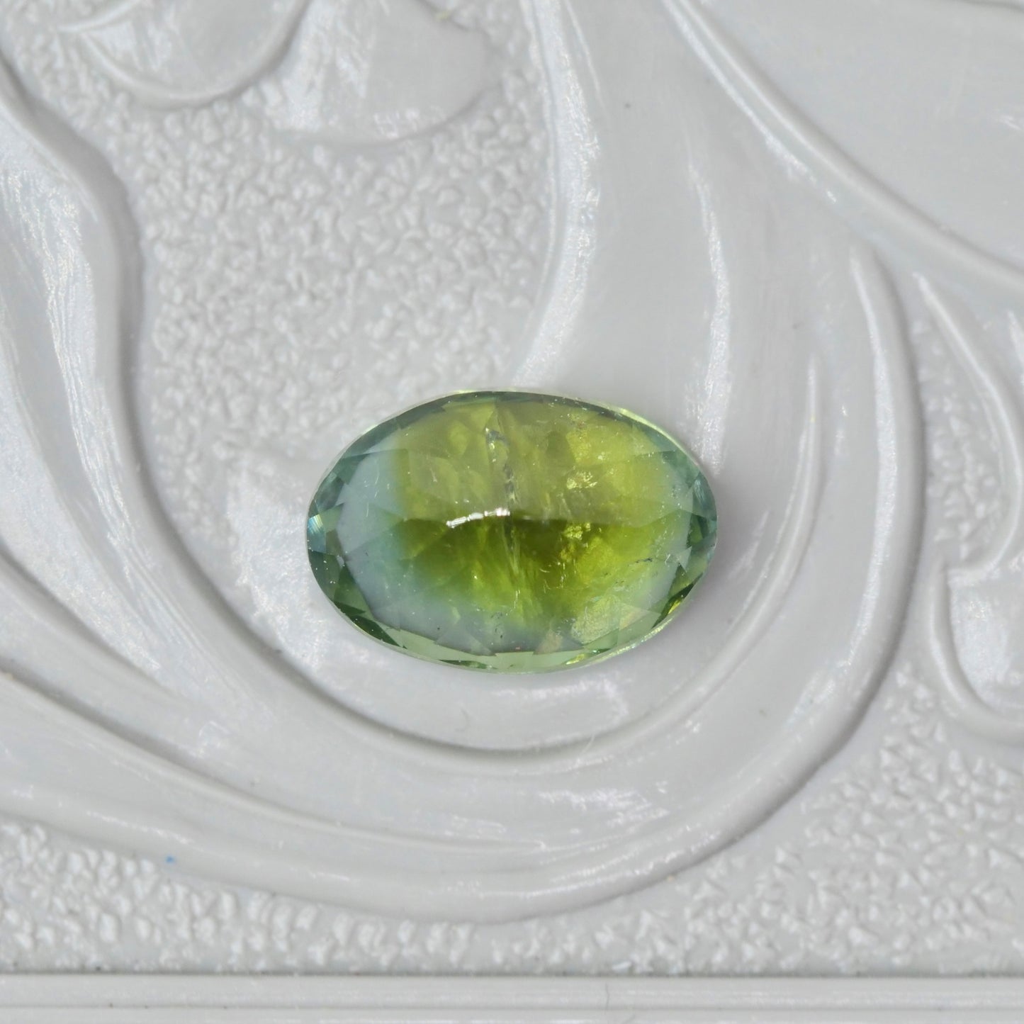 バイカラートルマリン 0.91ct オーバルカット 7.2mm×5.0mm×3.6mm【MJ2976】