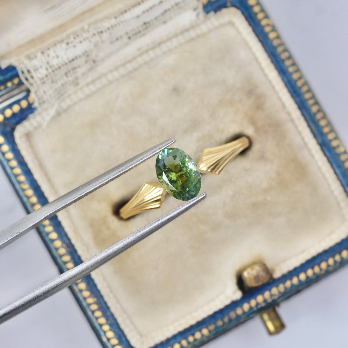 バイカラートルマリン 0.91ct オーバルカット 7.2mm×5.0mm×3.6mm【MJ2976】