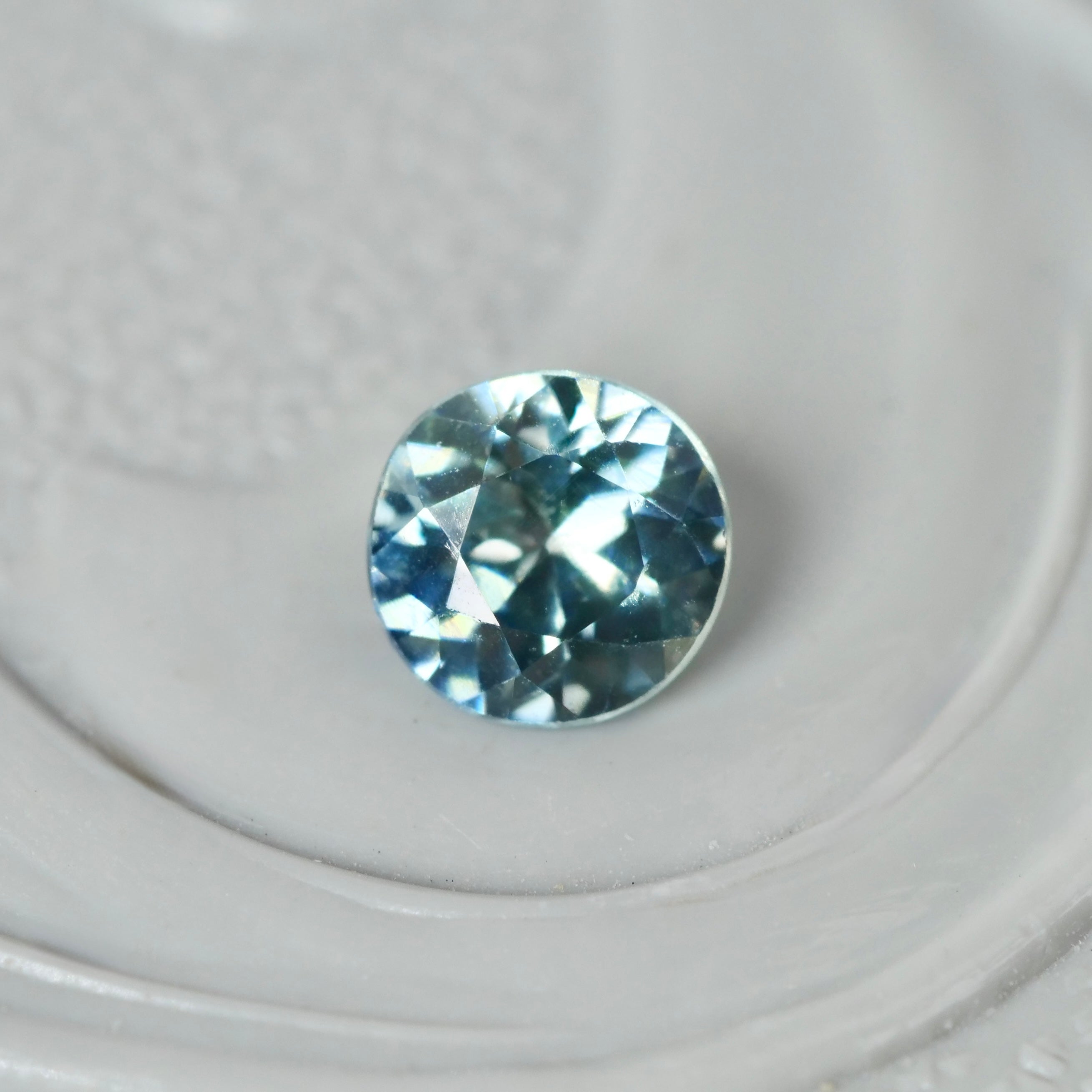 ティールサファイア 0.21ct ラウンドカット 3.5mm×3.4mm×2.2mm【MJ2877