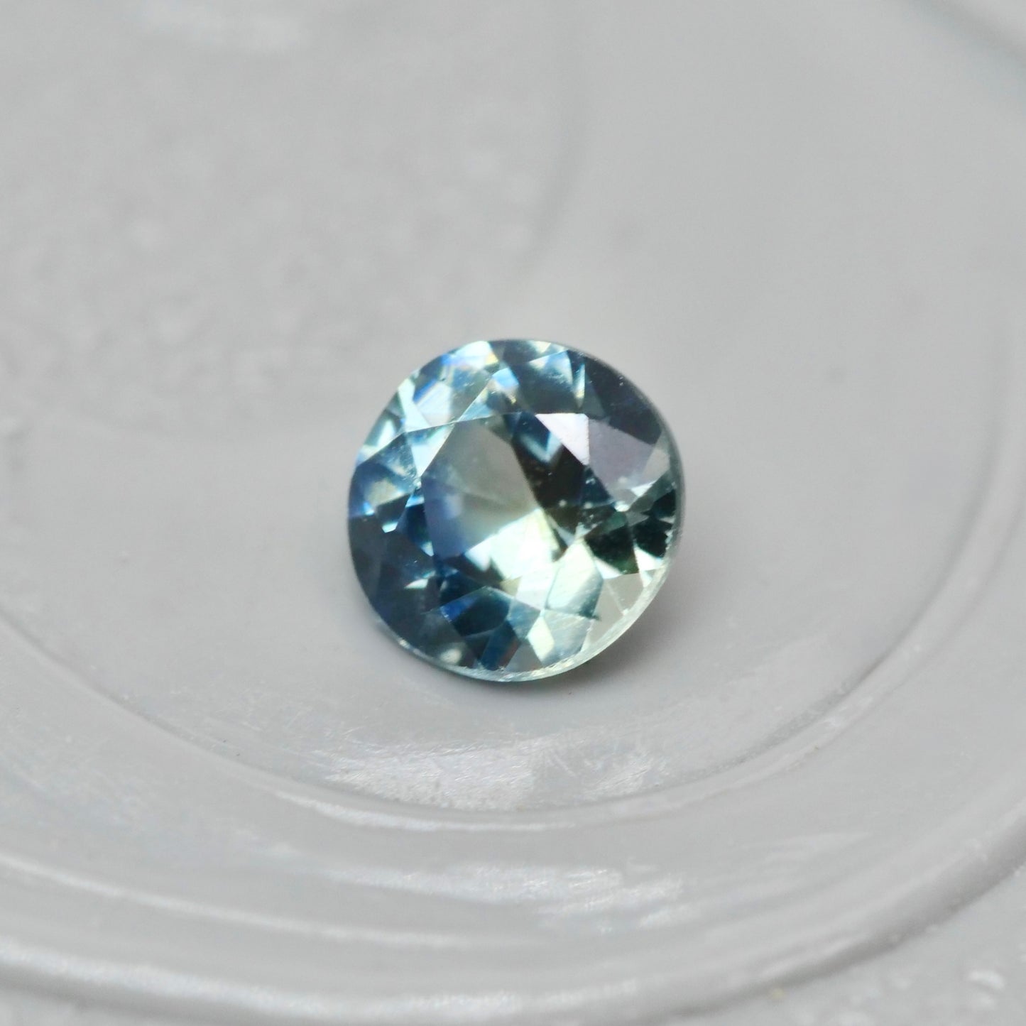 ティールサファイア 0.21ct ラウンドカット 3.5mm×3.4mm×2.2mm【MJ2877】