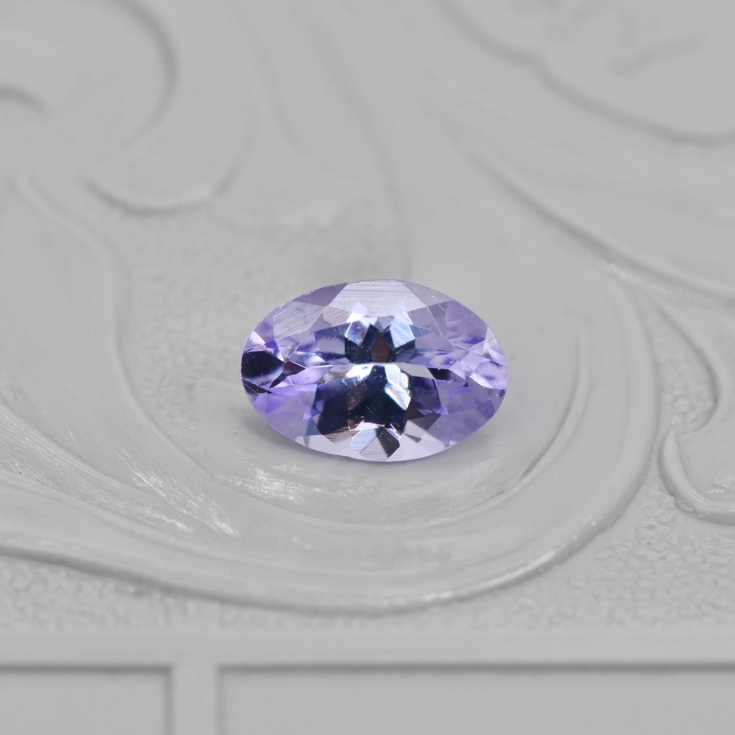 ピンクゾイサイト 0.64ct オーバルカット 6.8mm×4.6mm×3.1mm 【MJ2895】