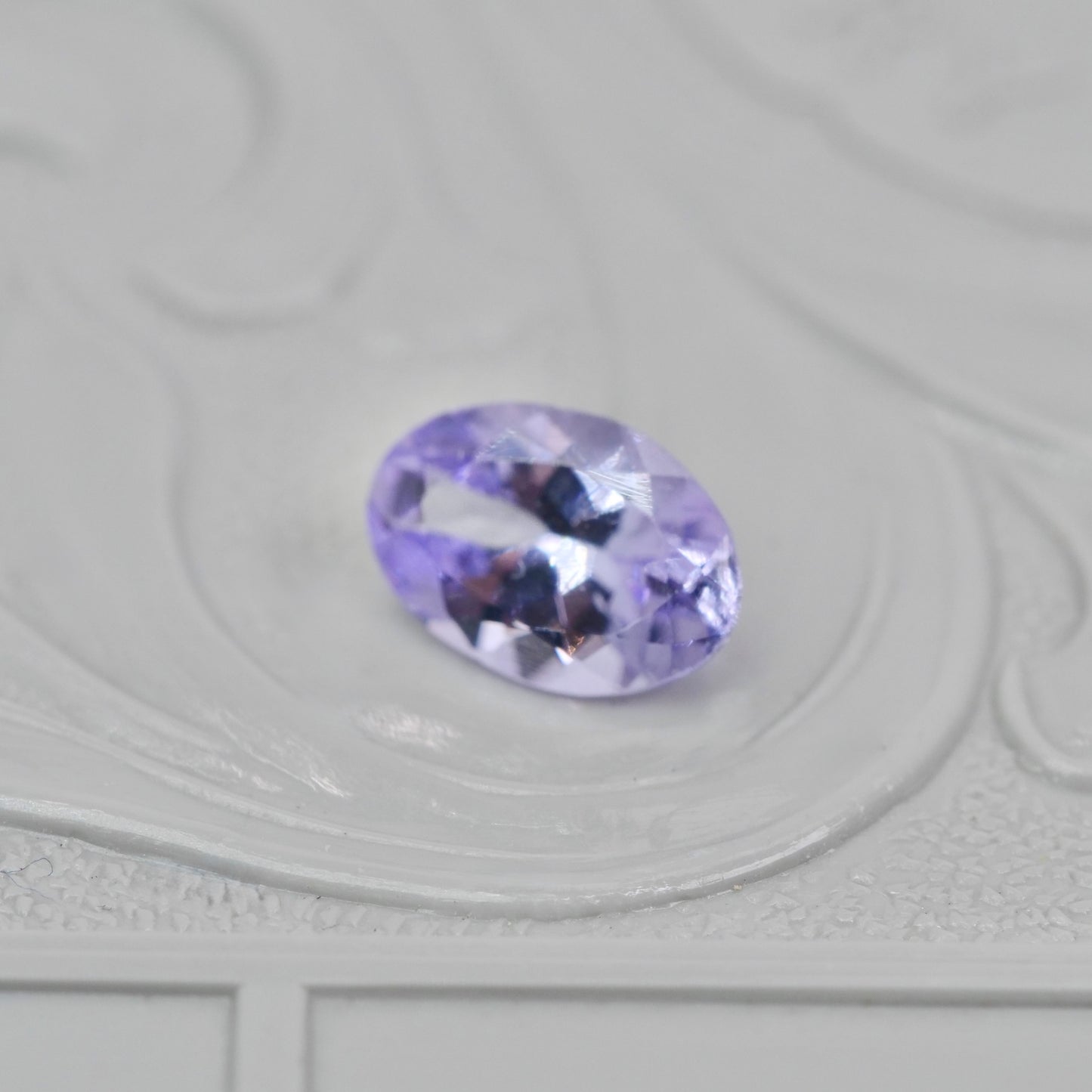 ピンクゾイサイト 0.64ct オーバルカット 6.8mm×4.6mm×3.1mm 【MJ2895】