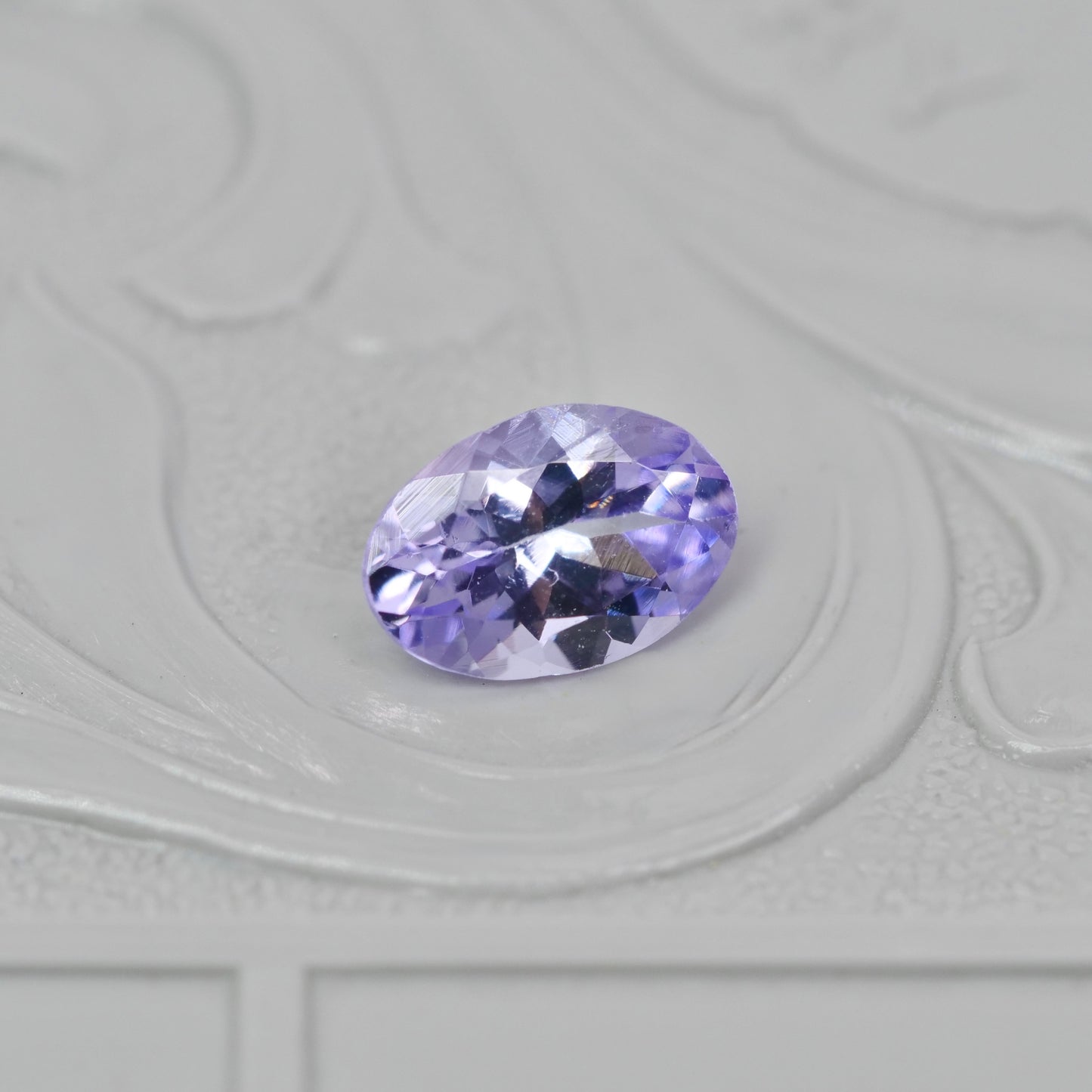 ピンクゾイサイト 0.64ct オーバルカット 6.8mm×4.6mm×3.1mm 【MJ2895】