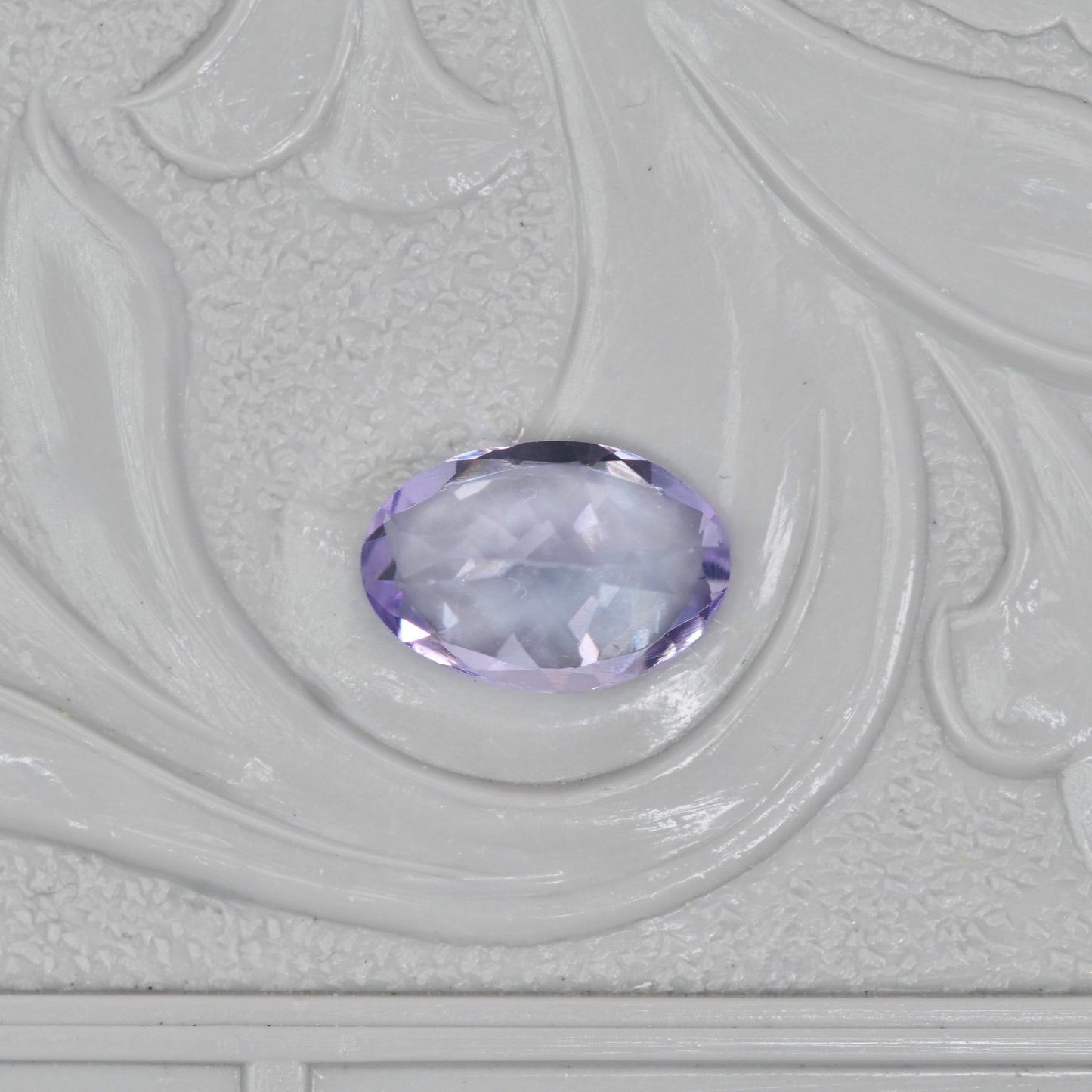 ピンクゾイサイト 0.64ct オーバルカット 6.8mm×4.6mm×3.1mm 【MJ2895】