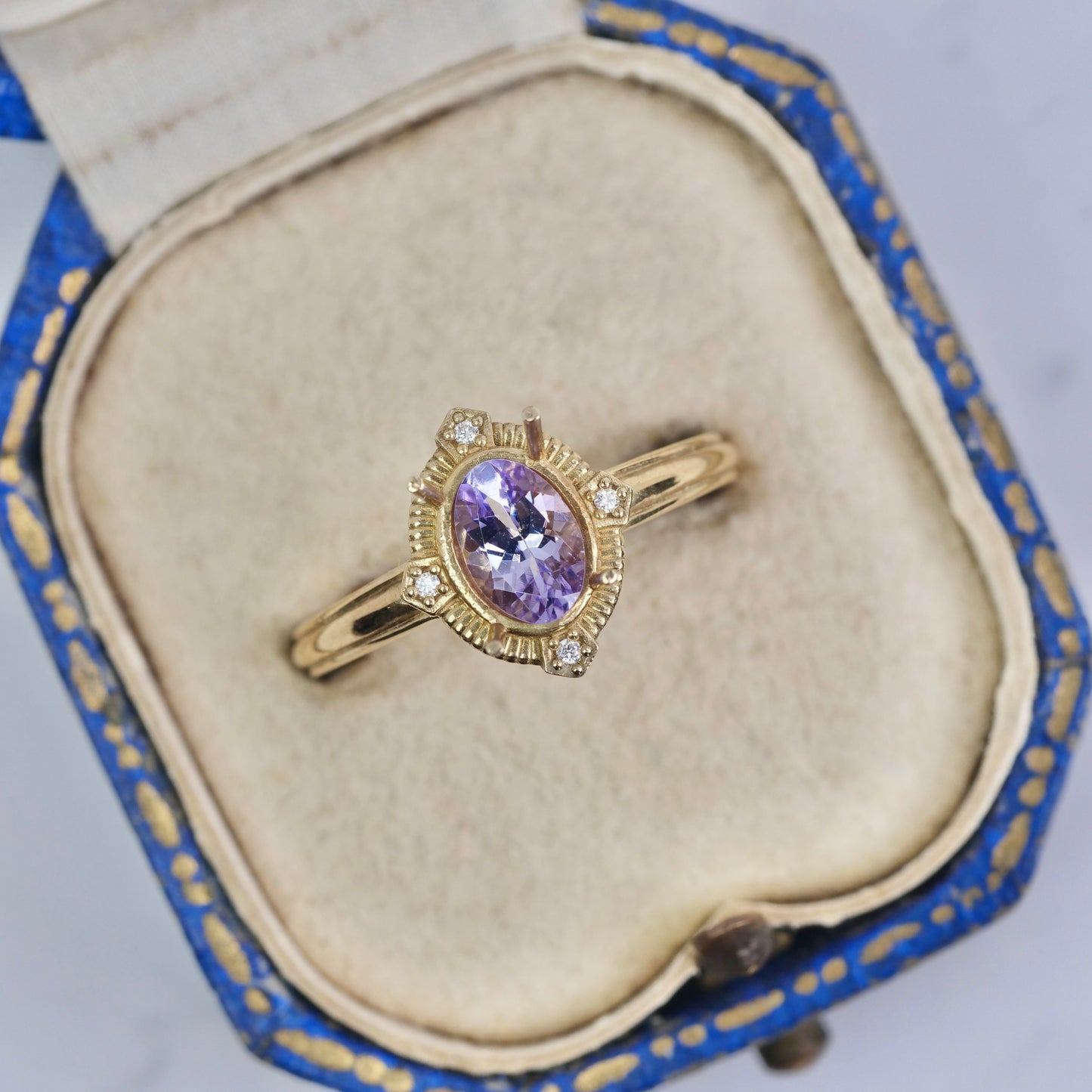 ピンクゾイサイト 0.64ct オーバルカット 6.8mm×4.6mm×3.1mm 【MJ2895】