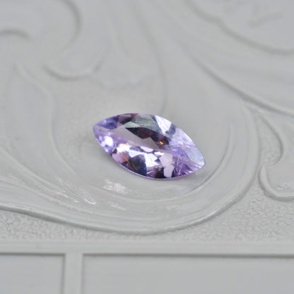 ピンクゾイサイト 0.46ct マーキスカット 8.1mm×4.1mm×2.2mm【MJ2896】