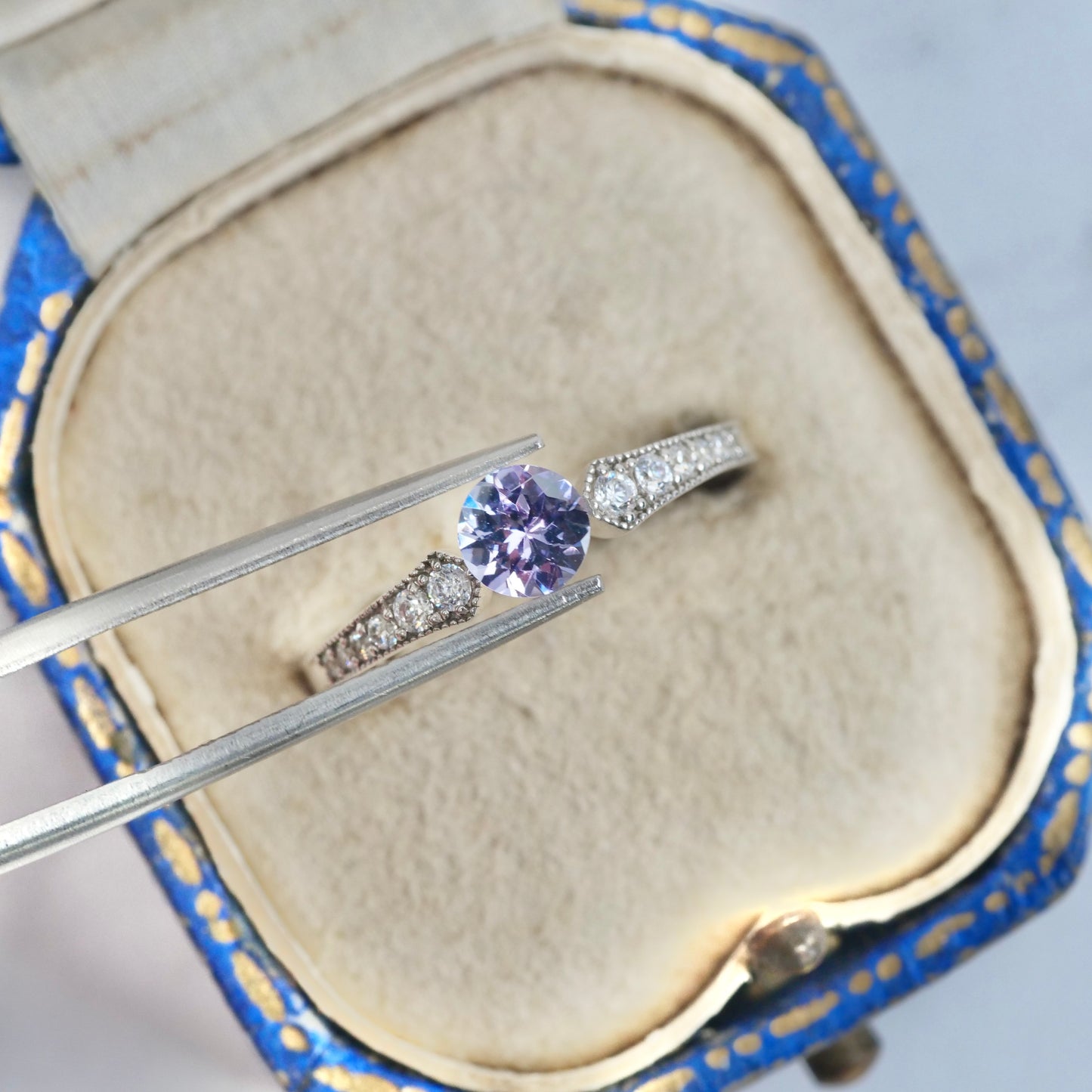 ピンクゾイサイト 0.47ct ラウンドカット 5.0mm×5.0mm×2.9mm 【MJ2897】