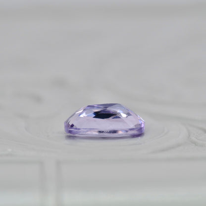 ピンクゾイサイト 0.79ct クッションミックスカット 6.9mm×4.9mm×2.6mm 【MJ2898】