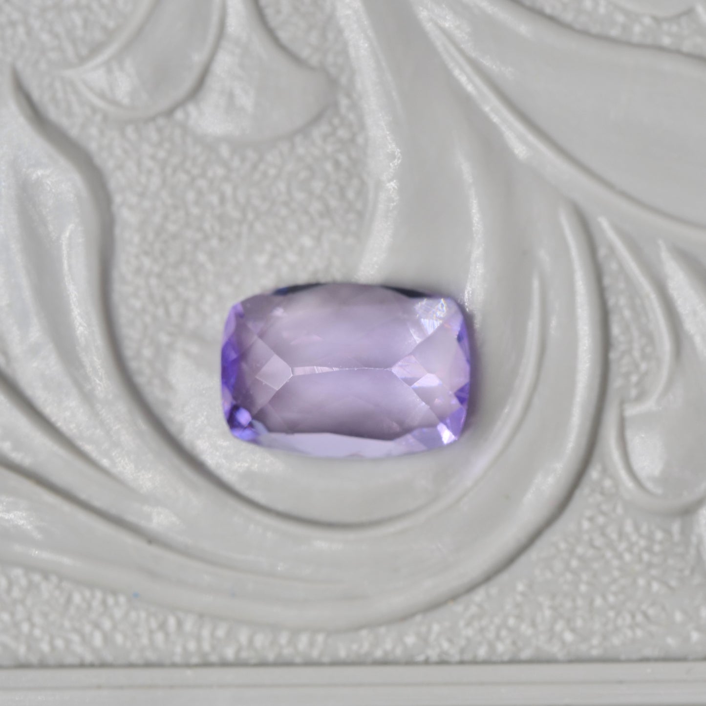 ピンクゾイサイト 0.79ct クッションミックスカット 6.9mm×4.9mm×2.6mm 【MJ2898】