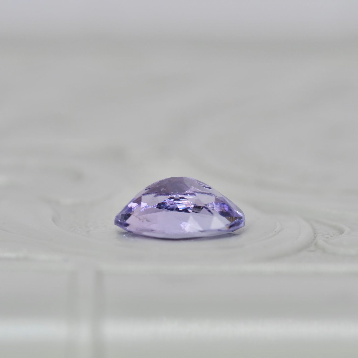 ピンクゾイサイト 0.69ct オーバルカット 6.9mm×4.9mm×3.0mm 【MJ2900】