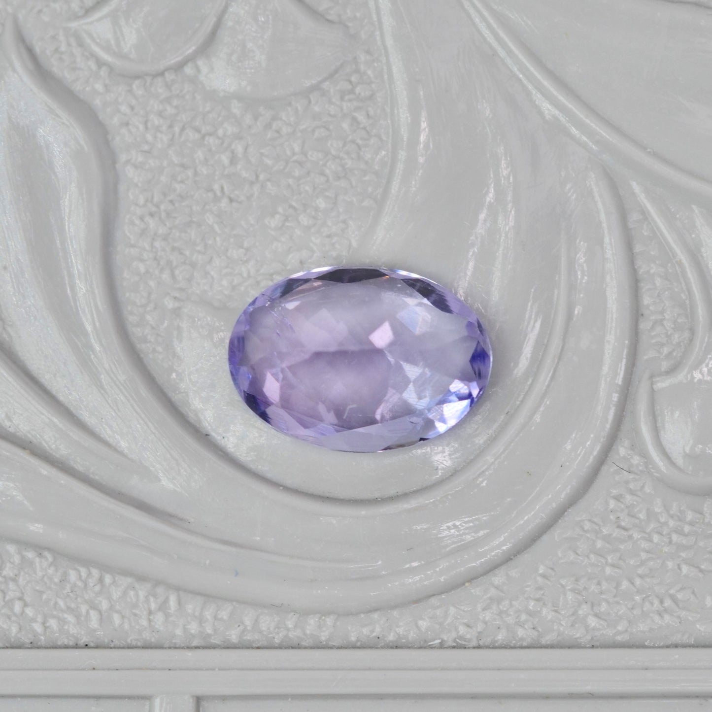 ピンクゾイサイト 0.69ct オーバルカット 6.9mm×4.9mm×3.0mm 【MJ2900】