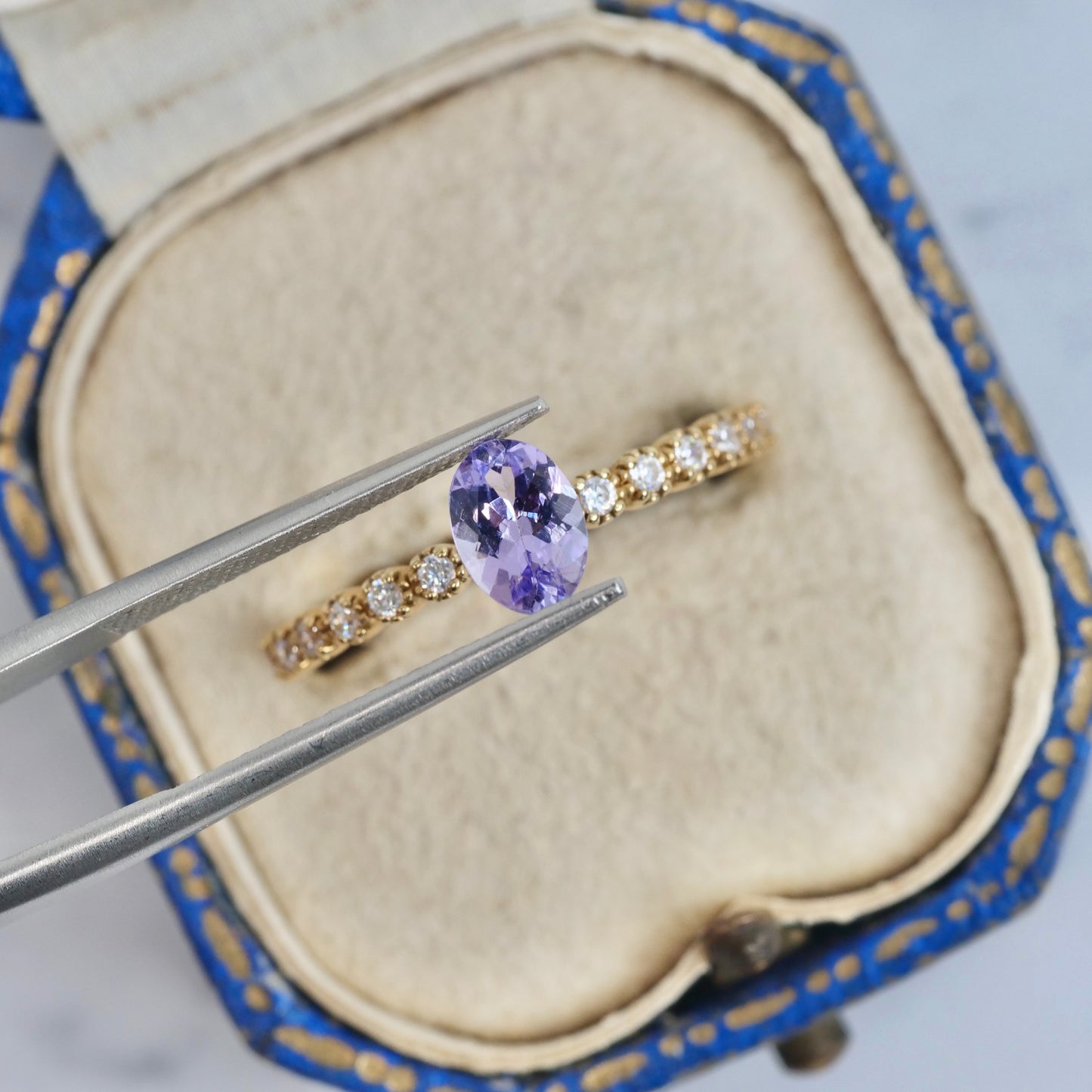 ピンクゾイサイト 0.69ct オーバルカット 6.9mm×4.9mm×3.0mm 【MJ2900】