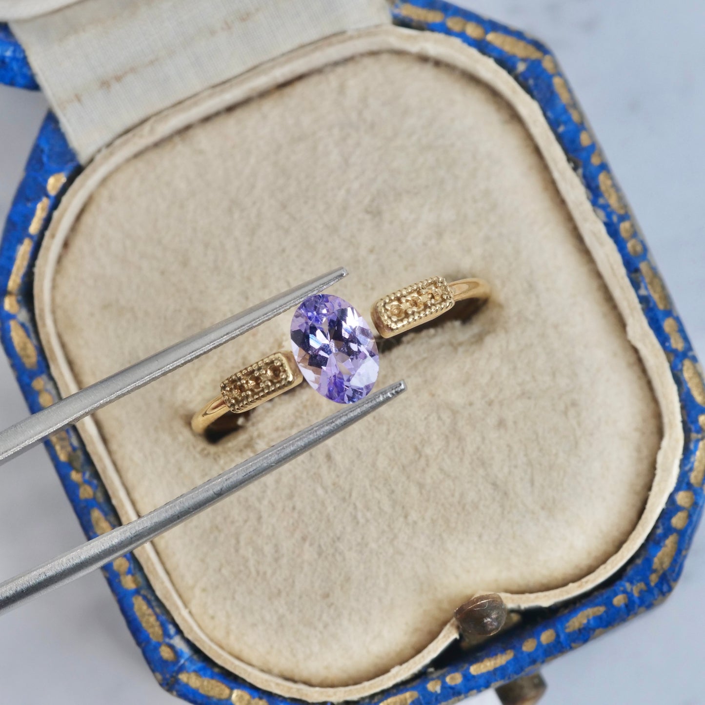 ピンクゾイサイト 0.69ct オーバルカット 6.9mm×4.9mm×3.0mm 【MJ2900】