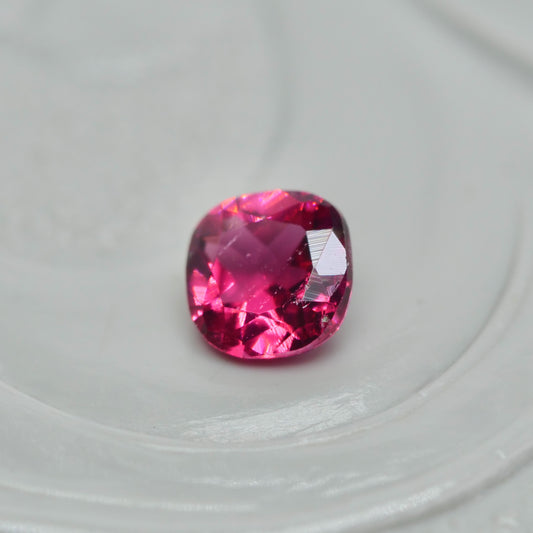 ピンクスピネル 0.14ct クッションカット 3.2mm×3.1mm×1.7mm【MJ2857】