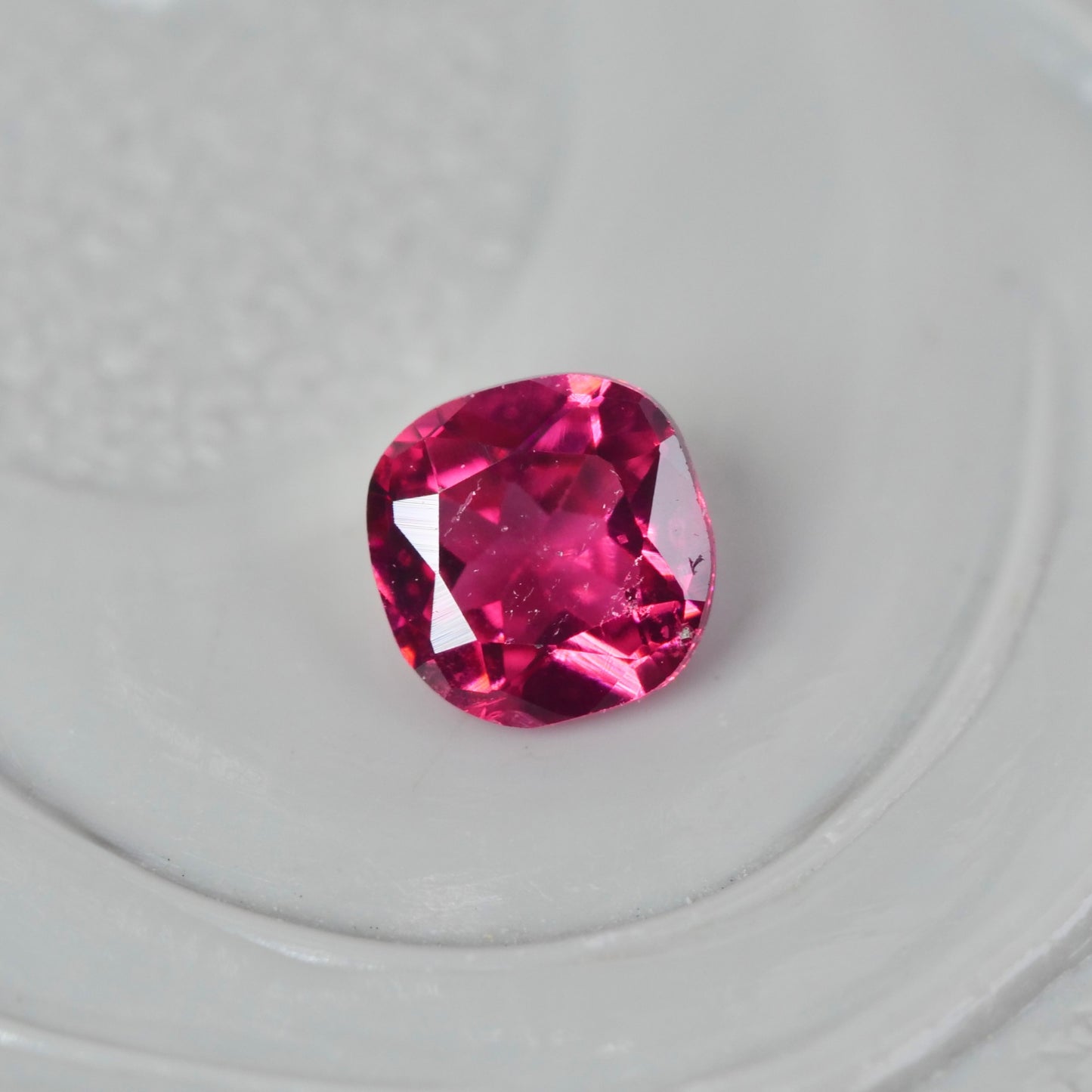 ピンクスピネル 0.14ct クッションカット 3.2mm×3.1mm×1.7mm【MJ2857】