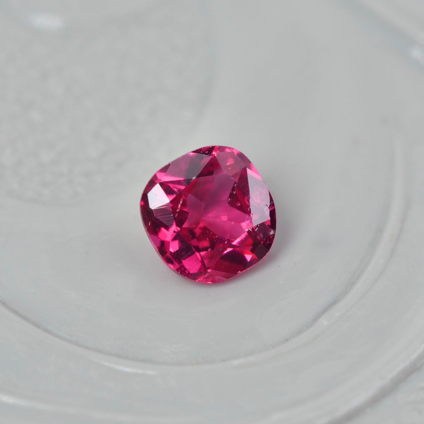 ピンクスピネル 0.14ct クッションカット 3.2mm×3.1mm×1.7mm【MJ2857】