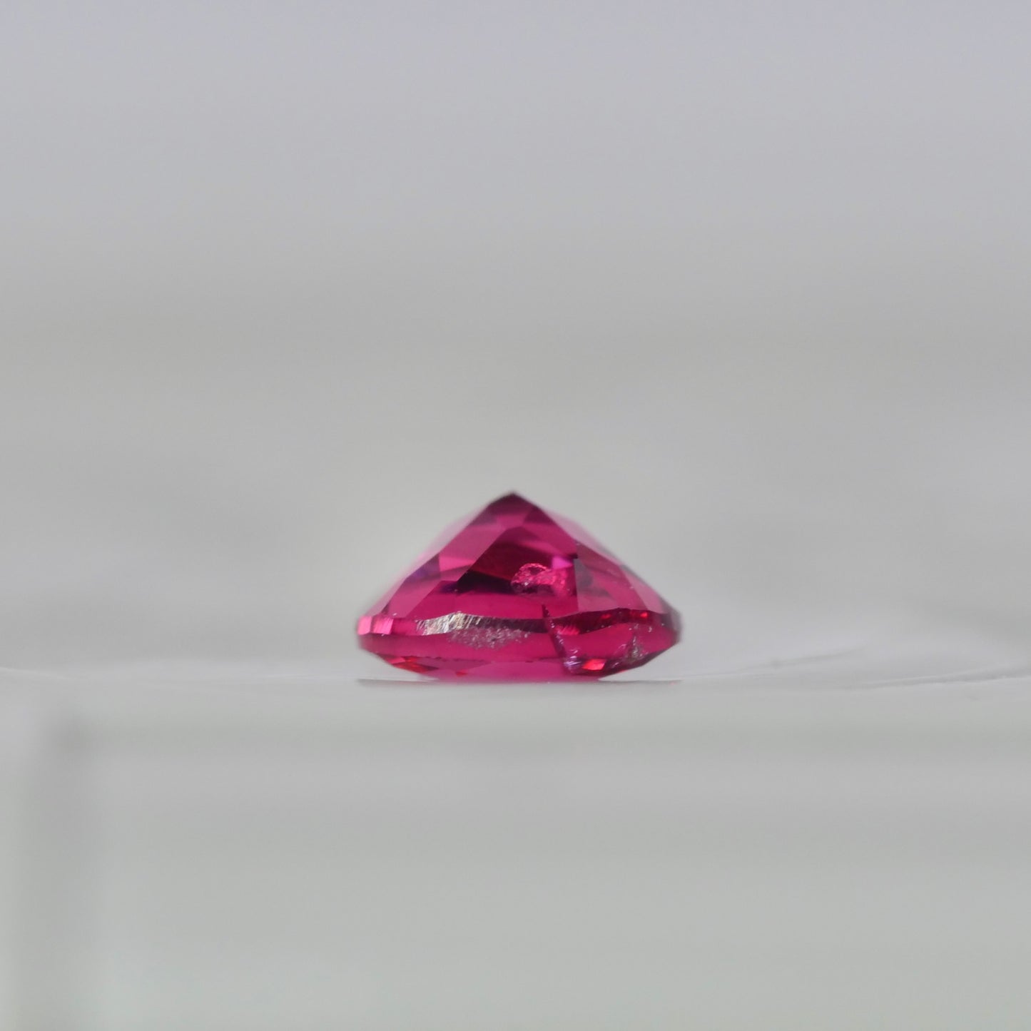 ピンクスピネル 0.14ct クッションカット 3.2mm×3.1mm×1.7mm【MJ2857】
