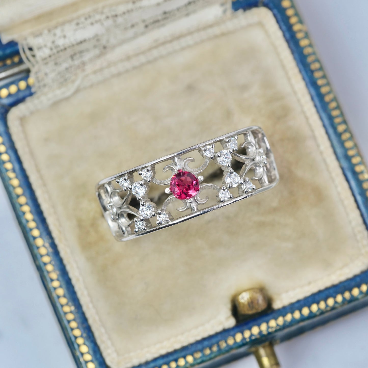 ピンクスピネル 0.14ct クッションカット 3.2mm×3.1mm×1.7mm【MJ2857】